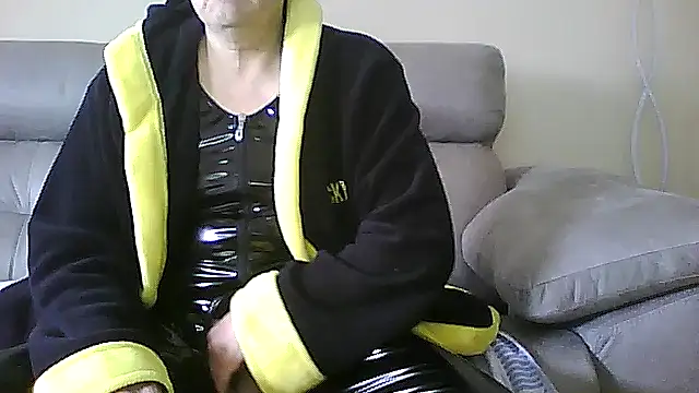 Snapshot of geli45 chatting on 04/12/26, 10:09 geli45 online show from 04/12/26, 10:09