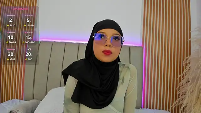 naishaa  online show from 11/17/25, 06:03