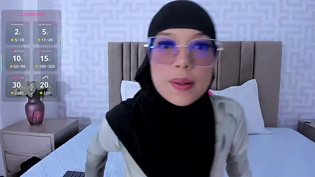 naishaa  online show from 12/19/25, 06:48