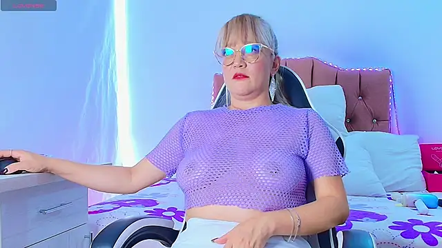 Snapshot of naomi_diamond_ chatting on 04/21/26, 03:28 naomi diamond online show from 04/21/26, 03:28