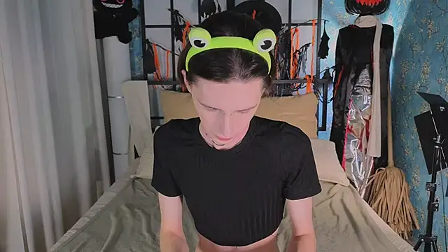 madi snow online show from 11/02/25, 05:21