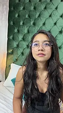 Snapshot of Lily_June chatting on 05/13/26, 04:59 Lily June online show from 05/13/26, 04:59