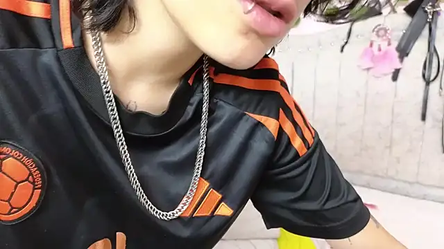 Snapshot of katalinathxandbritney1 chatting on 10/01/25, 07:42 katalinathxandbritney1 online show from 10/01/25, 07:42