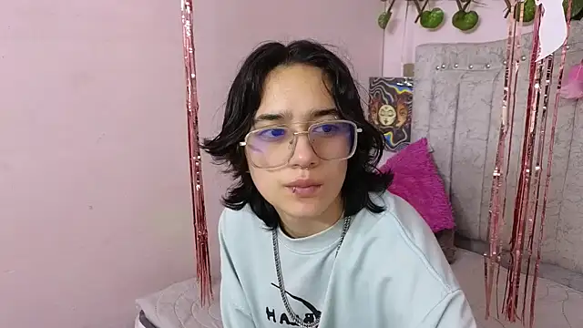 Snapshot of katalinathxandbritney1 chatting on 10/03/25, 08:28 katalinathxandbritney1 online show from 10/03/25, 08:28