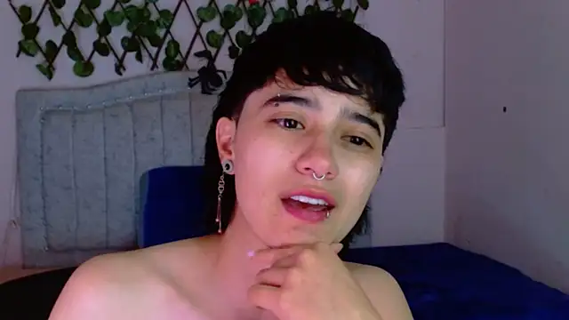 Snapshot of katalinathxandbritney1 chatting on 12/16/25, 01:21 katalinathxandbritney1 online show from 12/16/25, 01:21