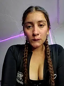 Snapshot of aytanna_torrez chatting on 11/02/25, 03:47 aytanna torrez online show from 11/02/25, 03:47