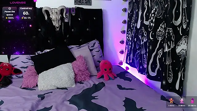 Snapshot of mayaREDdoll chatting on 10/14/25, 04:46 mayaREDdoll online show from 10/14/25, 04:46