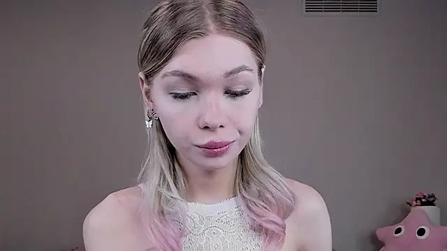 Snapshot of Blondy_Fina chatting on 03/08/26, 04:38 Blondy Fina online show from 03/08/26, 04:38