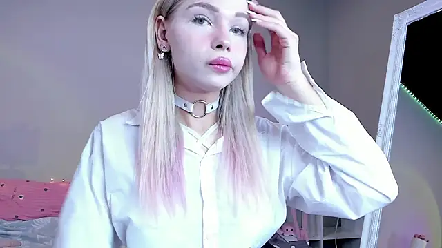 Snapshot of Blondy_Fina chatting on 03/11/26, 08:31 Blondy Fina online show from 03/11/26, 08:31