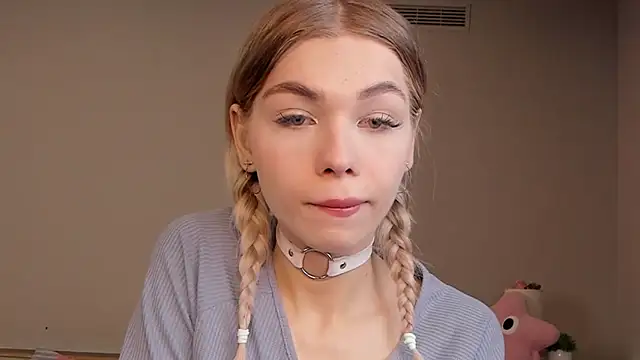 Snapshot of Blondy_Fina chatting on 04/16/26, 04:24 Blondy Fina online show from 04/16/26, 04:24