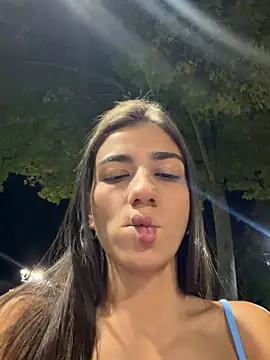 Snapshot of -juicy_ chatting on 12/19/25, 11:23 -juicy online show from 12/19/25, 11:23