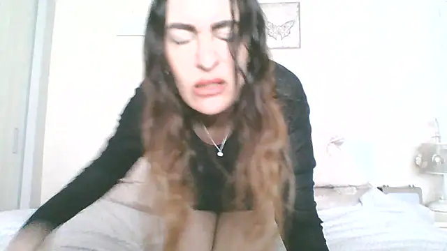 Snapshot of EllaKent chatting on 05/11/26, 02:45 EllaKent online show from 05/11/26, 02:45