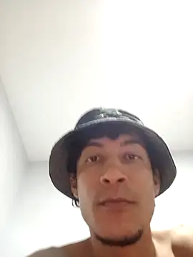 Snapshot of Alejobig27 chatting on 11/25/25, 04:23 Alejobig27 online show from 11/25/25, 04:23