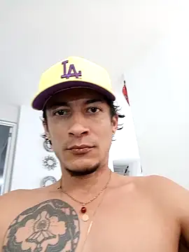 Snapshot of Alejobig27 chatting on 11/25/25, 04:51 Alejobig27 online show from 11/25/25, 04:51