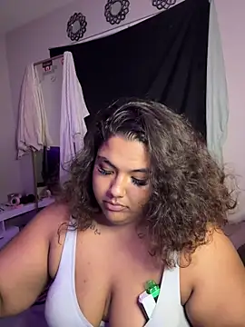 Snapshot of 1n0nlythroat chatting on 10/29/25, 02:36 1n0nlythroat online show from 10/29/25, 02:36