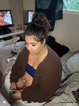 Snapshot of 1n0nlythroat chatting on 11/17/25, 08:14 1n0nlythroat online show from 11/17/25, 08:14