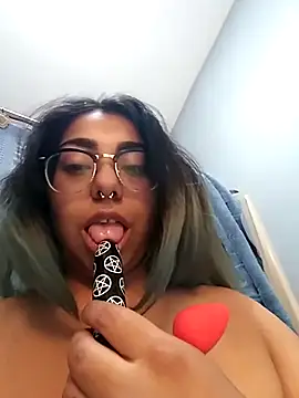 Snapshot of Lovelyrainn chatting on 09/19/25, 05:13 Lovelyrainn online show from 09/19/25, 05:13