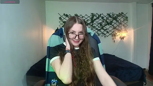 Snapshot of velvet__moon chatting on 04/02/26, 12:52 velvet moon online show from 04/02/26, 12:52