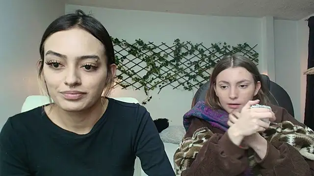 Snapshot of velvet__moon chatting on 04/12/26, 09:42 velvet moon online show from 04/12/26, 09:42