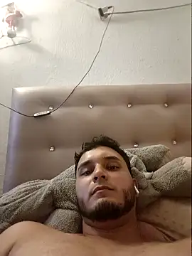 Snapshot of Hotguys111 chatting on 09/23/25, 04:04 Hotguys111 online show from 09/23/25, 04:04