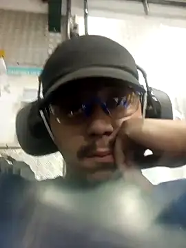 Snapshot of safadinhoo007 chatting on 11/15/25, 02:20 safadinhoo007 online show from 11/15/25, 02:20