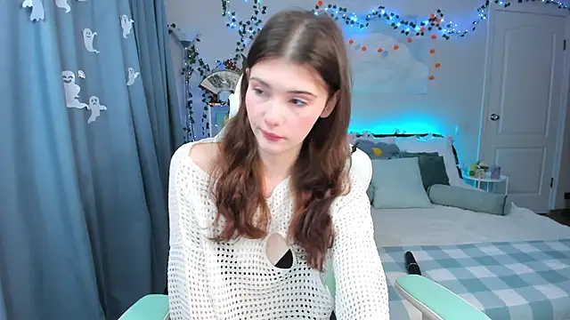 Snapshot of Zoe_Vee chatting on 10/28/25, 03:32 Zoe Vee online show from 10/28/25, 03:32