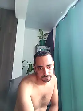 stivenlujan69 online show from 12/18/25, 03:07