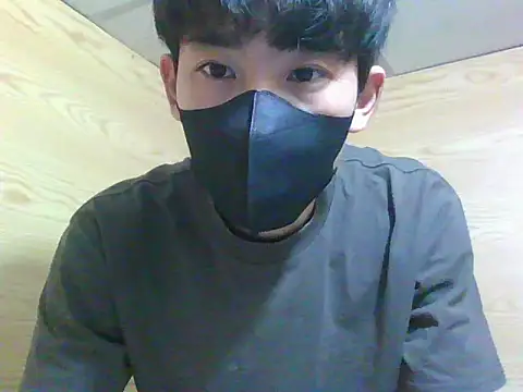 Snapshot of Minh chatting on 11/30/25, 03:27 Minh online show from 11/30/25, 03:27