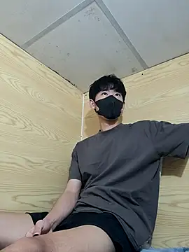 Snapshot of Minh chatting on 12/15/25, 03:38 Minh online show from 12/15/25, 03:38