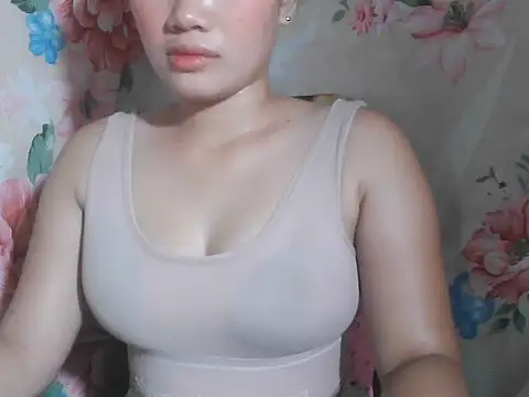 Snapshot of Katie_Winslet chatting on 09/11/25, 12:00 Katie Winslet online show from 09/11/25, 12:00