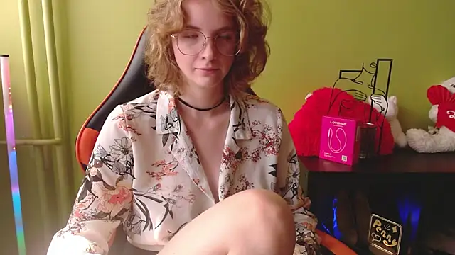 Snapshot of juicyPenny chatting on 06/21/26, 06:27 juicyPenny online show from 06/21/26, 06:27