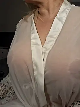 Snapshot of milfevapeccato chatting on 11/01/25, 02:02 milfevapeccato online show from 11/01/25, 02:02