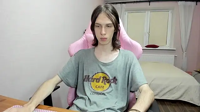 Snapshot of eleganc3 chatting on 09/19/25, 08:53 eleganc3 online show from 09/19/25, 08:53