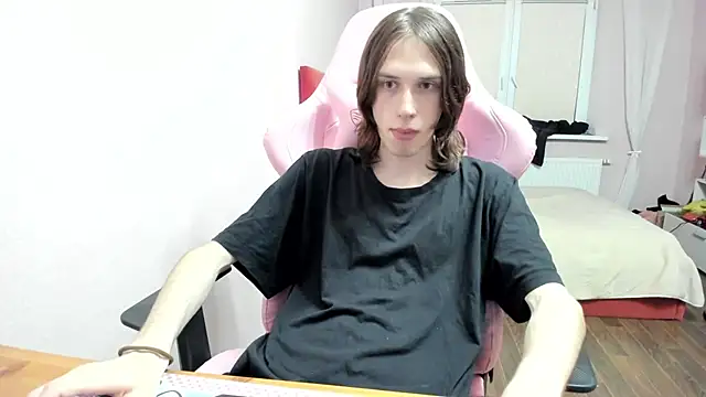 Snapshot of eleganc3 chatting on 10/13/25, 07:25 eleganc3 online show from 10/13/25, 07:25