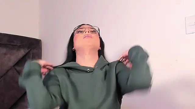 Snapshot of SamanthaRivas_ chatting on 09/19/25, 10:21 SamanthaRivas  online show from 09/19/25, 10:21