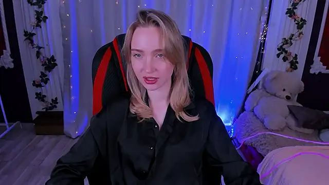 EllaBloom online show from 11/19/25, 03:56