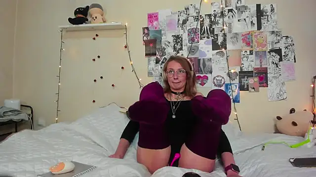 Snapshot of FairyFennec chatting on 10/25/25, 01:51 FairyFennec online show from 10/25/25, 01:51