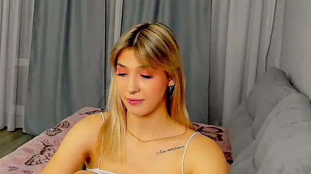 Snapshot of Bella_svon chatting on 10/05/25, 03:10 Bella svon online show from 10/05/25, 03:10