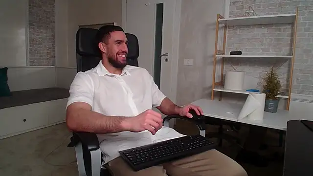 IvanHydee online show from 11/27/25, 05:42