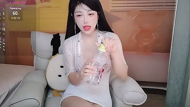 Snapshot of Coco--01 chatting on 04/11/26, 01:32 Coco--01 online show from 04/11/26, 01:32
