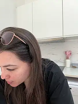 Snapshot of liloush__ chatting on 05/20/26, 10:43 liloush online show from 05/20/26, 10:43