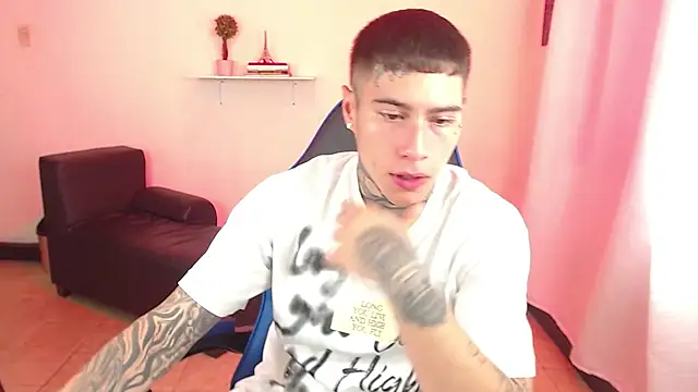 Snapshot of setthomas chatting on 09/15/25, 01:44 setthomas online show from 09/15/25, 01:44