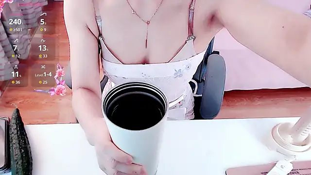 Snapshot of yaoyao-baby520 chatting on 11/27/25, 01:07 yaoyao-baby520 online show from 11/27/25, 01:07