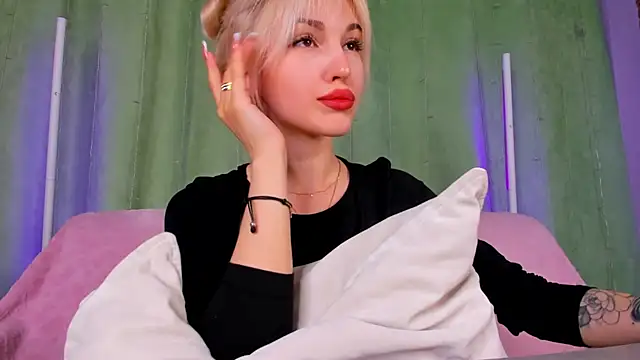 Snapshot of LisaFoxyMe chatting on 05/23/26, 01:33 LisaFoxyMe online show from 05/23/26, 01:33