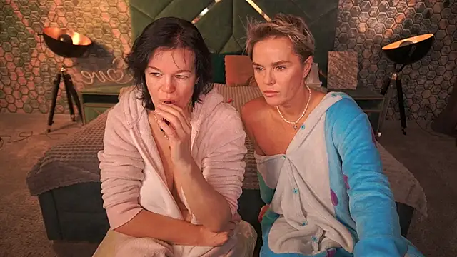 Snapshot of PleasureWeCouple chatting on 11/18/25, 06:51 PleasureWeCouple online show from 11/18/25, 06:51