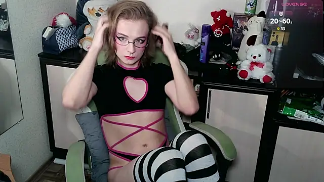 Snapshot of LeoGuessMe chatting on 04/12/26, 07:30 LeoGuessMe online show from 04/12/26, 07:30