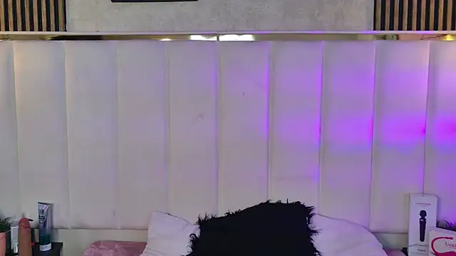 Snapshot of ChloeJoness_ chatting on 11/21/25, 08:40 ChloeJoness online show from 11/21/25, 08:40