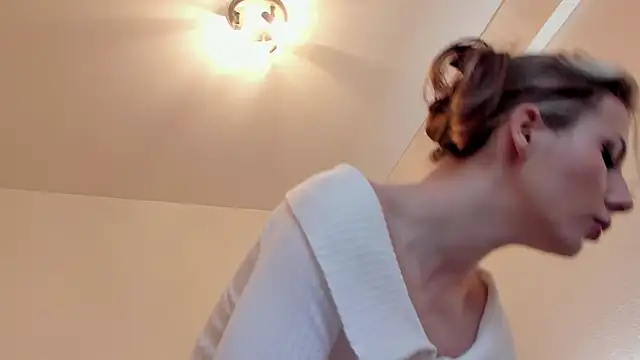 Snapshot of MilaDeLune chatting on 10/23/25, 03:22 MilaDeLune online show from 10/23/25, 03:22