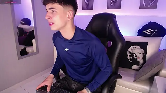 Snapshot of AdrianRinaldi chatting on 09/12/25, 07:58 AdrianRinaldi online show from 09/12/25, 07:58