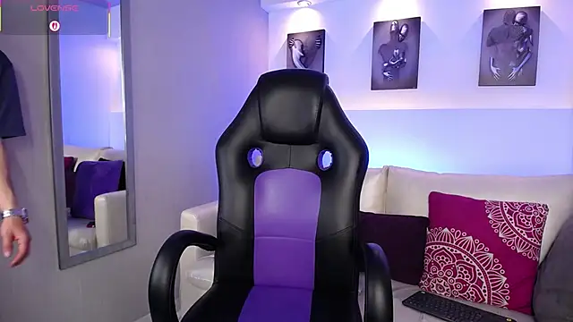 Snapshot of AdrianRinaldi chatting on 09/19/25, 07:47 AdrianRinaldi online show from 09/19/25, 07:47